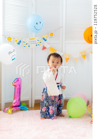 1歳男児の誕生日を祝う家族 1歳 1歳男児の誕生日を祝う家族 1歳 119752528