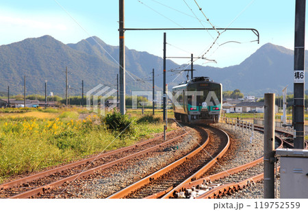 ローカル線JR加古川線の一両車両 ローカル線JR加古川線の一両車両 119752559