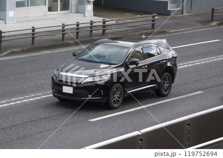 走行中のSUV多用途車 走行中のSUV多用途車 119752694