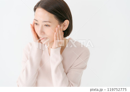 頬に手を当てて微笑む30代女性 119752775