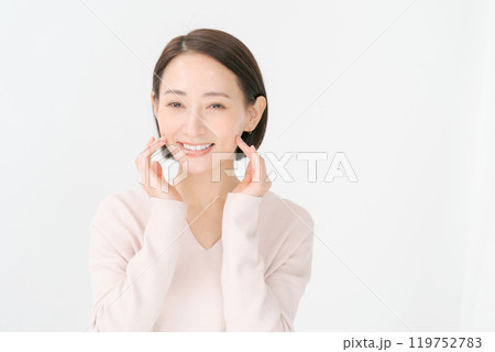 頬に手を当てて微笑む30代女性 頬に手を当てて微笑む30代女性 119752783