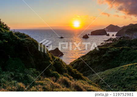 ヒリゾ浜と中木沖、太平洋に沈む美しい夕陽。伊豆半島の最南端、奥石廊崎にあるユウスゲ公園。2024 119752981