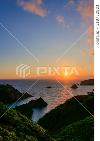 ヒリゾ浜と中木沖、太平洋に沈む美しい夕陽。伊豆半島の最南端、奥石廊崎にあるユウスゲ公園。2024 ヒリゾ浜と中木沖、太平洋に沈む美しい夕陽。伊豆半島の最南端、奥石廊崎にあるユウスゲ公園。2024 119752983