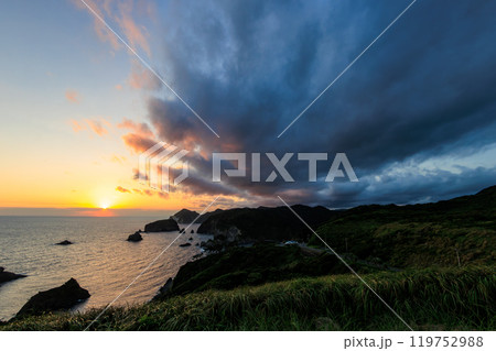 ヒリゾ浜と中木沖、太平洋に沈む美しい夕陽。伊豆半島の最南端、奥石廊崎にあるユウスゲ公園。2024 119752988