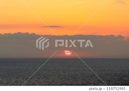 ヒリゾ浜と中木沖、太平洋に沈む美しい夕陽。伊豆半島の最南端、奥石廊崎にあるユウスゲ公園。2024 119752991