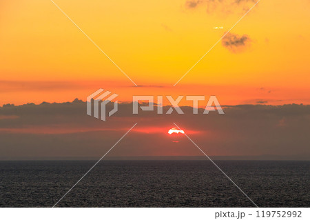 ヒリゾ浜と中木沖、太平洋に沈む美しい夕陽。伊豆半島の最南端、奥石廊崎にあるユウスゲ公園。2024 ヒリゾ浜と中木沖、太平洋に沈む美しい夕陽。伊豆半島の最南端、奥石廊崎にあるユウスゲ公園。2024 119752992