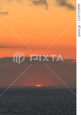 ヒリゾ浜と中木沖、太平洋に沈む美しい夕陽。伊豆半島の最南端、奥石廊崎にあるユウスゲ公園。2024 119752999