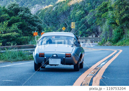 山坂道を一生懸命走る珍しく貴重なクラシックスポーツカー。小さな小さなトヨタ・スポーツ800。2024 119753204