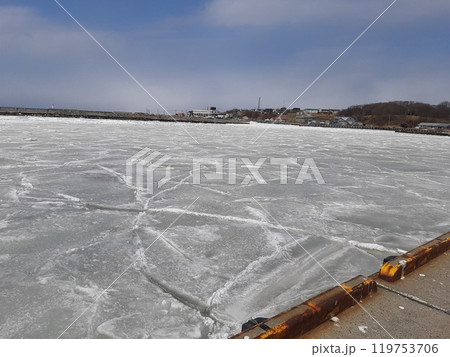 ≪北海道≫ 流氷 氷 海 港 冬景色 ≪北海道≫ 流氷 氷 海 港 冬景色 119753706