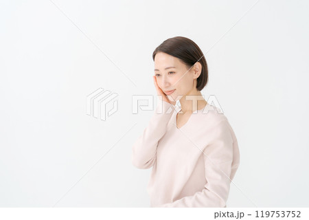 頬に手を当てて微笑む30代女性 119753752