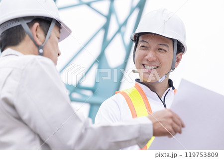 工事現場で働く作業員 119753809