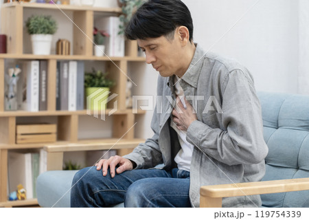 体調不良のミドル男性　胸痛　 119754339