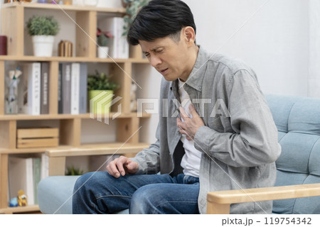 体調不良のミドル男性　胸痛　 119754342