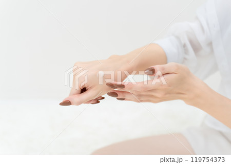 ハンドクリームを塗る若い女性 119754373