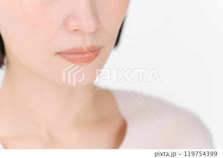 30代女性の顔のパーツアップ 119754399