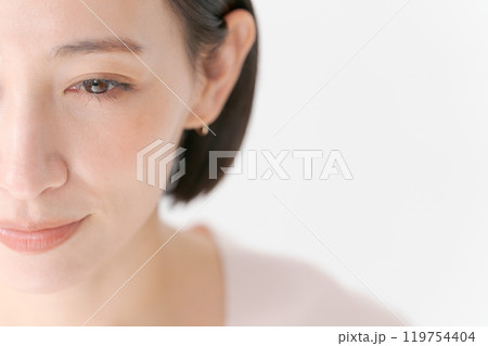 30代女性の顔のパーツアップ 30代女性の顔のパーツアップ 119754404