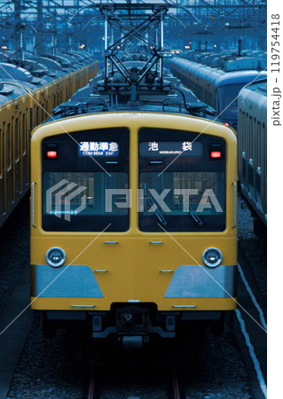 小手指車両基地に留置中の西武池袋線301系+新101系電車（2008年11月） 119754418