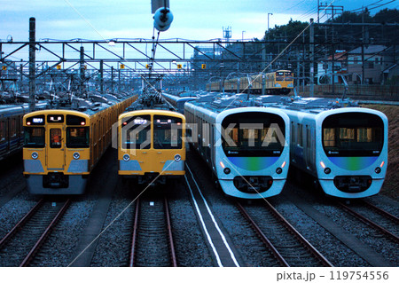 早朝の小手指車両基地に留置中の西武池袋線車両（2008年11月） 119754556