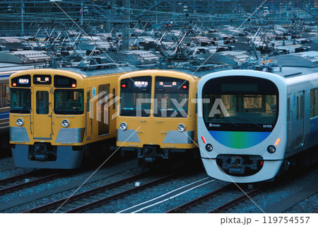 早朝の小手指車両基地に留置中の西武池袋線車両(2008年11月) 早朝の小手指車両基地に留置中の西武池袋線車両(2008年11月) 119754557