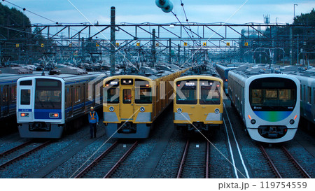 早朝の小手指車両基地に留置中の西武池袋線車両（2008年11月） 119754559