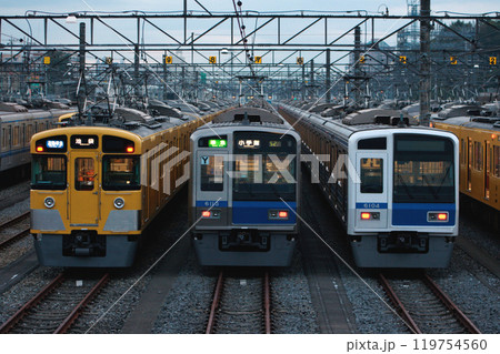 小手指車両基地に留置中の西武池袋線車両（2008年11月） 119754560