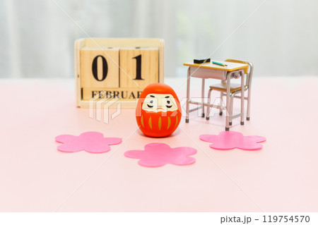 中学受験のイメージ ダルマ、学校机とイス、桜の花びら 中学受験のイメージ ダルマ、学校机とイス、桜の花びら 119754570