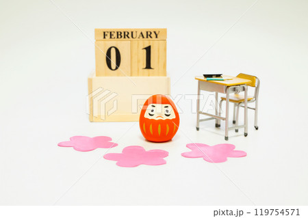 中学受験のイメージ ダルマ、学校机とイス、桜の花びら 119754571