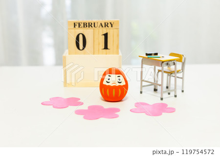 中学受験のイメージ ダルマ、学校机とイス、桜の花びら 119754572