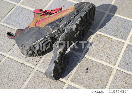 ソールが剥がれた登山靴 119754594