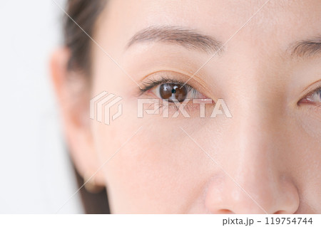 若い女性の目元アップ 若い女性の目元アップ 119754744