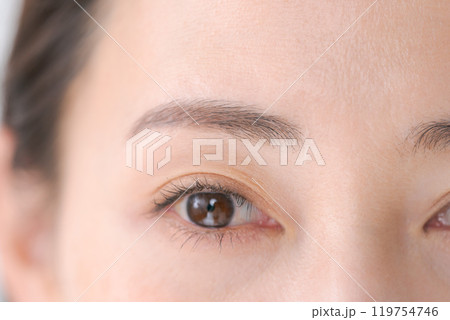 若い女性の目元アップ 119754746