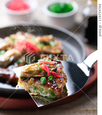 カキオコ （ 牡蠣入りのお好み焼き ） 119754769