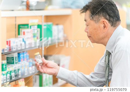 薬局・ドラッグストア・コンビニエンスストアで買い物をする男性 薬局・ドラッグストア・コンビニエンスストアで買い物をする男性 119755070