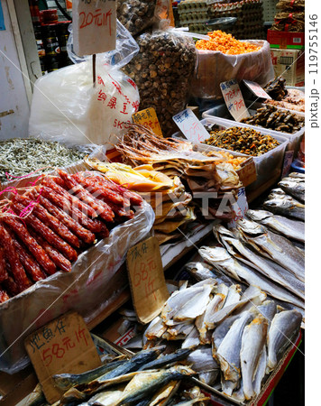 香港・徳輔道西で売られる塩干し魚（ハムユイ）。クサヤに似ていで臭いが美味。かつては安かったが今は高価 119755146