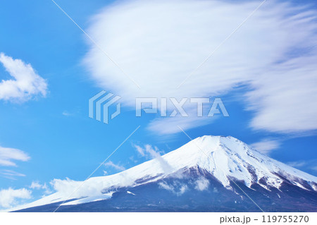 冬の青空と富士山 119755270