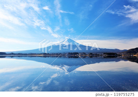 冬の青空と逆さ富士 119755275