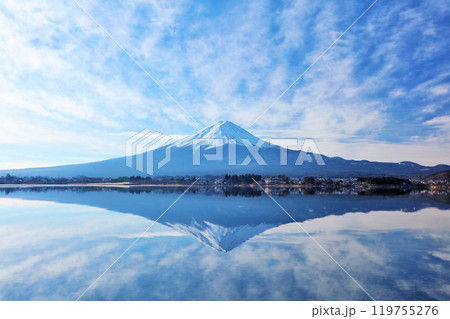 冬の青空と逆さ富士 119755276