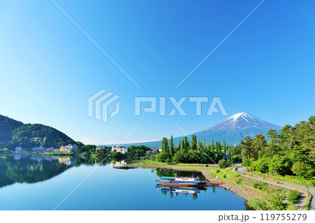 初夏の青空と河口湖畔からの風景　そして富士山 119755279