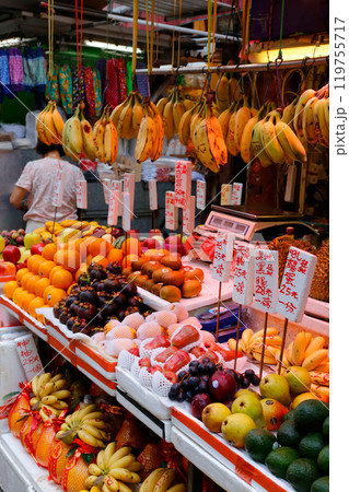 青空市場で売られる、オレンジなどの果物。ほとんどが輸入品。 青空市場で売られる、オレンジなどの果物。ほとんどが輸入品。 119755717