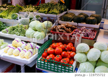 香港の市場の野菜。中国野菜と西洋野菜が混在して売られている 香港の市場の野菜。中国野菜と西洋野菜が混在して売られている 119755722