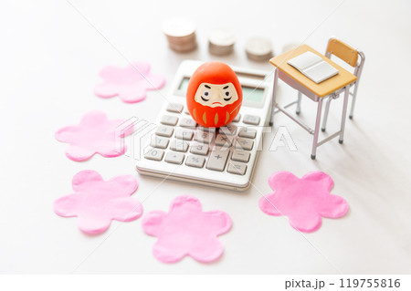 教育費 学費 お金のイメージ ダルマ、計算機、学校机とイス、桜の花びら 119755816