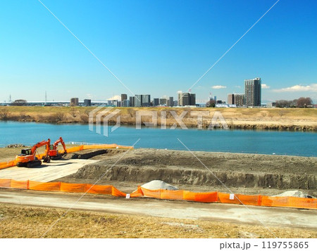 土手から見る工事休みの冬の江戸川河川敷風景 119755865