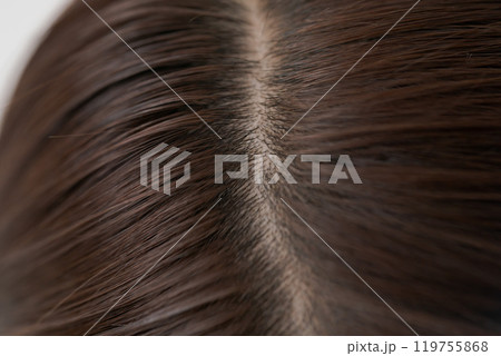 女性の髪の毛の根元アップ 119755868