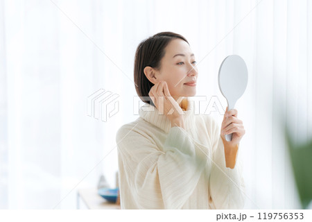 肌の潤いを実感するミドル女性 肌の潤いを実感するミドル女性 119756353