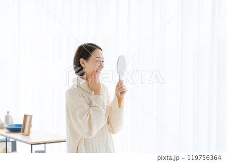 肌の潤いを実感するミドル女性 119756364