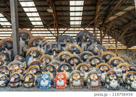 滋賀県甲賀市信楽町のたぬきの陶器の置物を並べて販売しているお店の店先 滋賀県甲賀市信楽町のたぬきの陶器の置物を並べて販売しているお店の店先 119756459