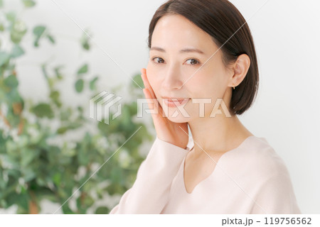 肌の潤いを実感するミドル女性 肌の潤いを実感するミドル女性 119756562