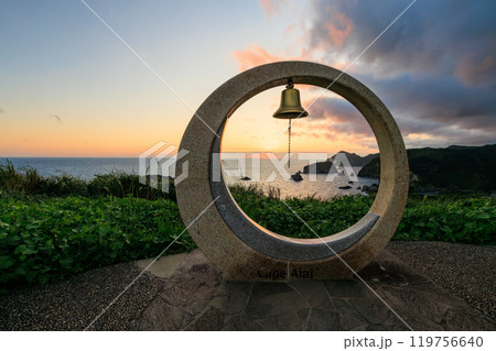 展望台にある月形のオブジェと幸運を呼ぶ出会いの鐘。ヒリゾ浜と中木沖、太平洋に沈む美しい夕陽。2024 119756640