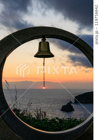 展望台にある月形のオブジェと幸運を呼ぶ出会いの鐘。ヒリゾ浜と中木沖、太平洋に沈む美しい夕陽。2024 119756642