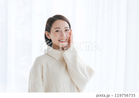 顔のスキンケアをする40代女性 119756735